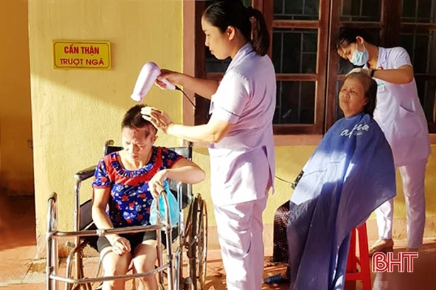 Điều dưỡng Hà Tĩnh tận tụy chăm sóc bệnh nhân