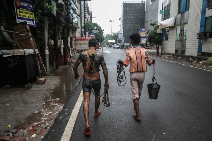 Cận cảnh công việc của các công nhân ngụp lặn trong ống thải ở Ấn Độ