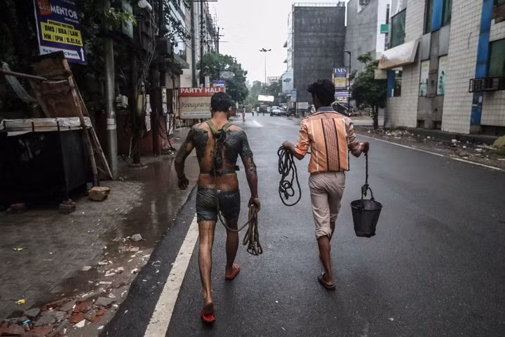 Cận cảnh công việc của các công nhân ngụp lặn trong ống thải ở Ấn Độ