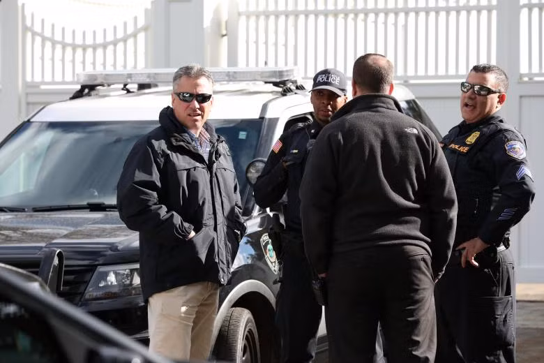 Cận cảnh những gói bưu kiện nghi chứa bom gửi đến nhà cựu Tổng thống Obama, Clinton