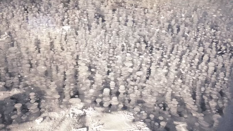 Hồ bong bóng băng kỳ lạ ở Canada