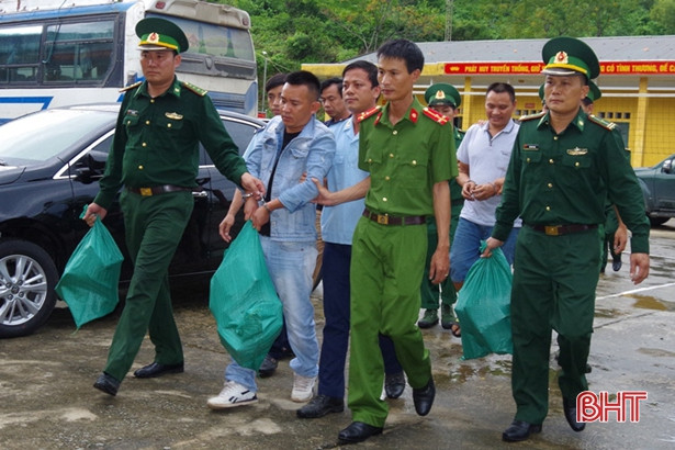 Hà Tĩnh: Bắt 2 đối tượng, thu 32 kg ma túy đá và 10 bánh heroin