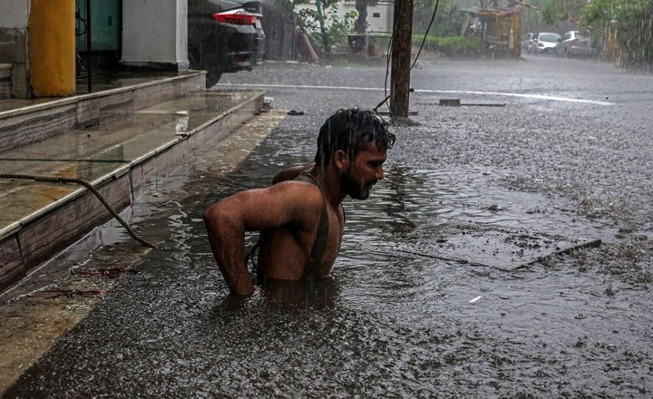 Cận cảnh công việc của các công nhân ngụp lặn trong ống thải ở Ấn Độ