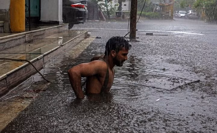 Cận cảnh công việc của các công nhân ngụp lặn trong ống thải ở Ấn Độ