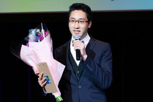 Nguyễn Việt Hùng phát biểu trong một sự kiện tại Australia. Nhà khoa học trẻ người Việt phát hiện 8 loài vi khuẩn mới