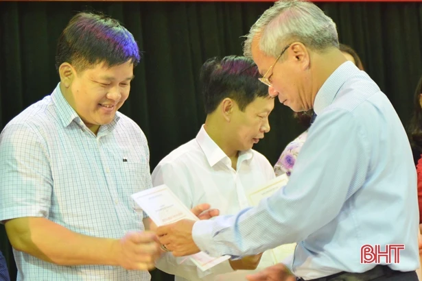 Bế giảng lớp bồi dưỡng ủy viên và dự nguồn BCH Đảng bộ Hà Tĩnh