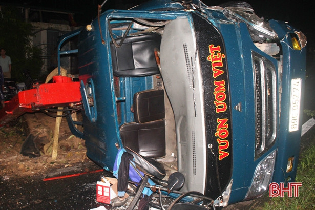 Lật xe cẩu, lộ diện nhiều bê gỗ lậu