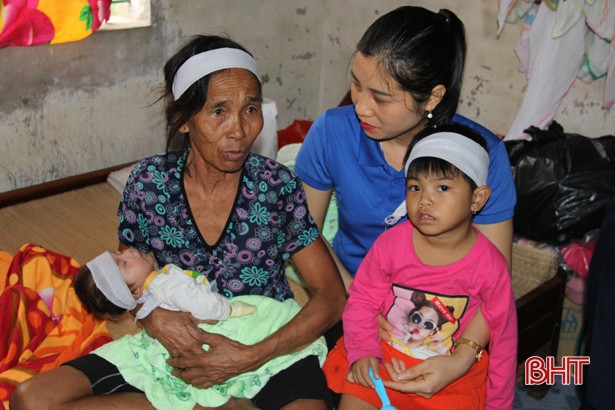 Các nhà hảo tâm hỗ trợ hộ nghèo ở Xuân Thành