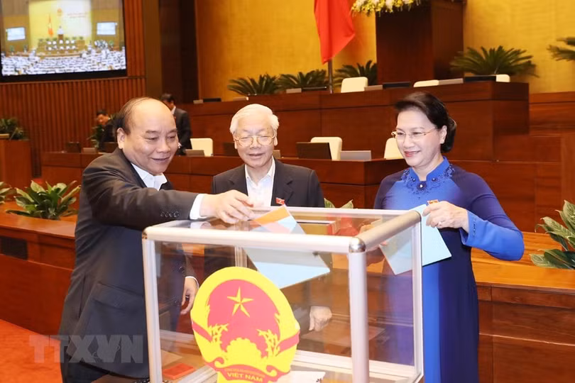 Hình ảnh đại biểu lấy phiếu tín nhiệm đối với 48 chức danh