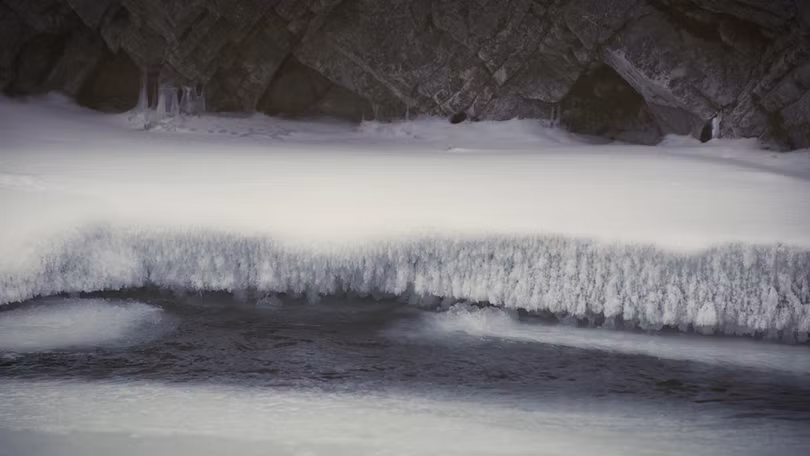 Hồ bong bóng băng kỳ lạ ở Canada