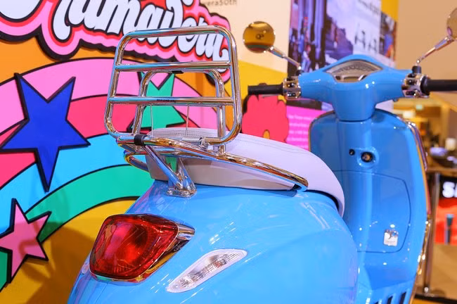 Mê mẩn Vespa Primavera bản kỷ niệm 50 năm đẹp chim sa cá lặn