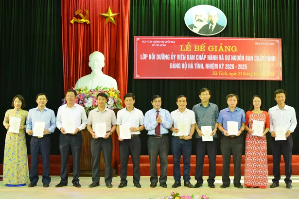 Bế giảng lớp bồi dưỡng ủy viên và dự nguồn BCH Đảng bộ Hà Tĩnh