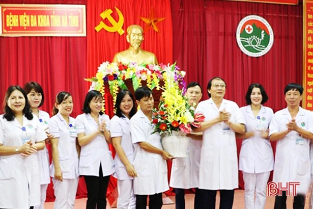 Điều dưỡng Hà Tĩnh tận tụy chăm sóc bệnh nhân