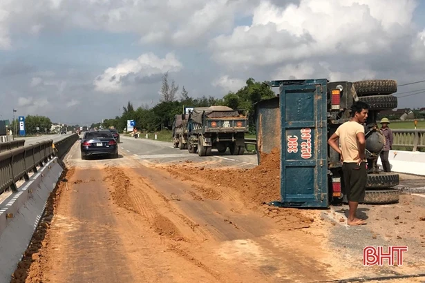 Tài xế mất lái, xe ben chở đất “chỏng vó” trên cầu