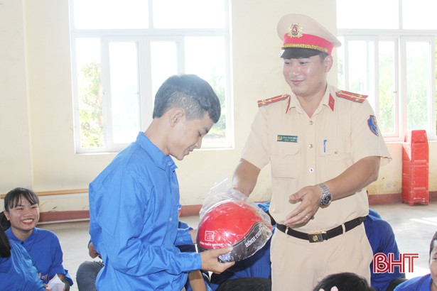 “Update” kiến thực pháp luật ATGT cho 500 HSSV cao đẳng nghề