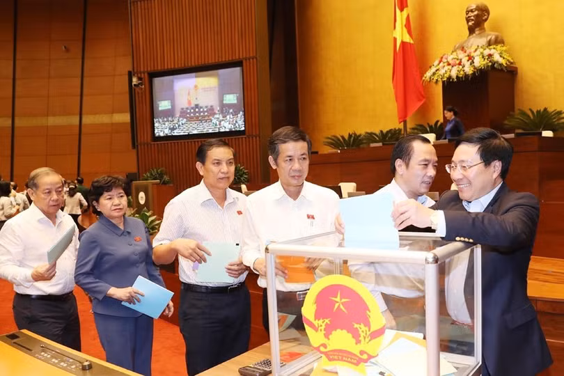 Hình ảnh đại biểu lấy phiếu tín nhiệm đối với 48 chức danh