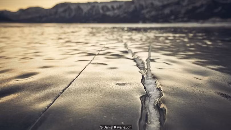 Hồ bong bóng băng kỳ lạ ở Canada