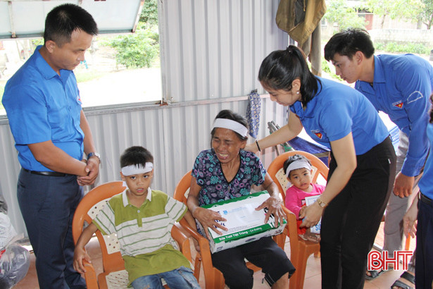 Các nhà hảo tâm hỗ trợ hộ nghèo ở Xuân Thành