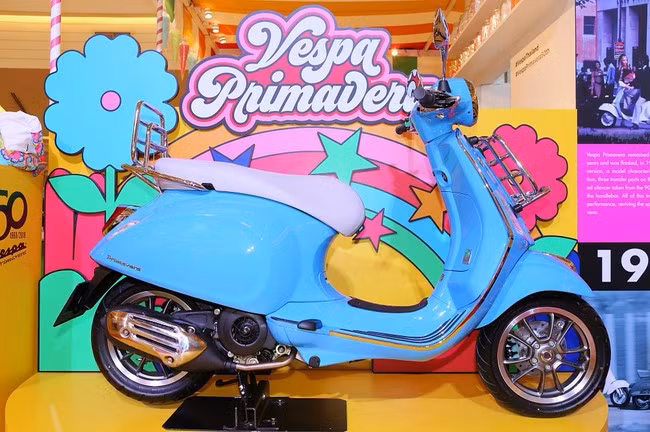 Mê mẩn Vespa Primavera bản kỷ niệm 50 năm đẹp chim sa cá lặn