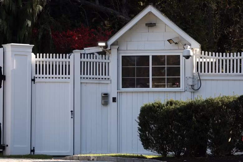 Cận cảnh những gói bưu kiện nghi chứa bom gửi đến nhà cựu Tổng thống Obama, Clinton