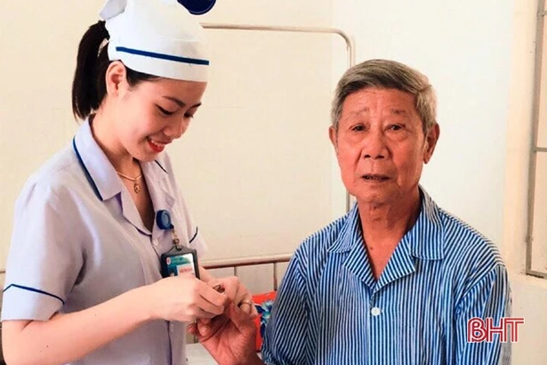 Điều dưỡng Hà Tĩnh tận tụy chăm sóc bệnh nhân