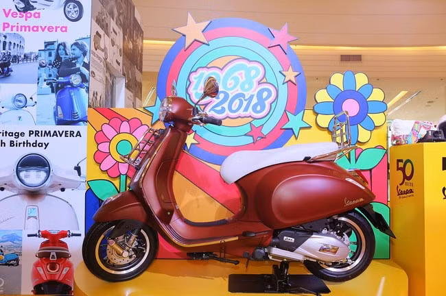 Mê mẩn Vespa Primavera bản kỷ niệm 50 năm đẹp chim sa cá lặn