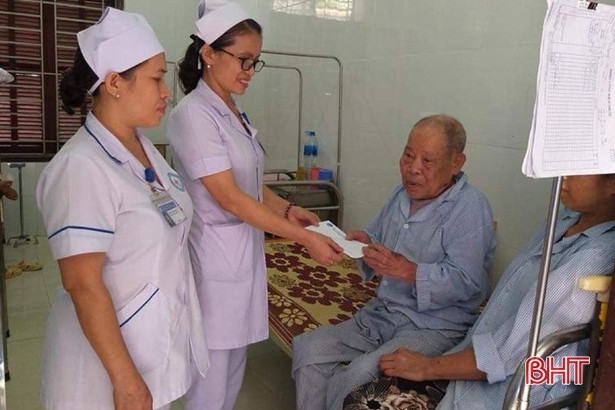 Điều dưỡng Hà Tĩnh tận tụy chăm sóc bệnh nhân