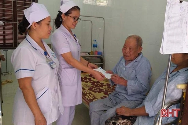 Điều dưỡng Hà Tĩnh tận tụy chăm sóc bệnh nhân