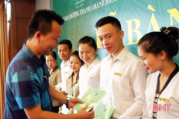 Bàn giao hơn 11 nghìn sổ BHXH cho người lao động ở TX Kỳ Anh