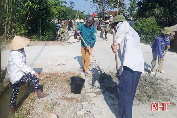 15 ngày cao điểm, nông dân Vũ Quang góp 1.500 ngày công làm NTM