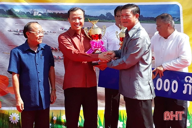 Hà Tĩnh tham dự lễ hội đua thuyền truyền thống tỉnh Bôlykhămxay