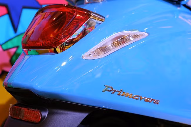 Mê mẩn Vespa Primavera bản kỷ niệm 50 năm đẹp chim sa cá lặn