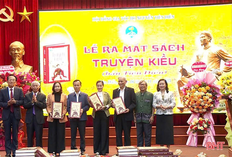 Сімейна рада дарує книги організаціям та окремим особам. bqbht_br_anh-tang.jpg