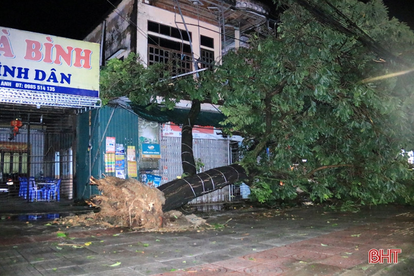 Ảnh hưởng bão số 5, nhiều nhà dân ở Nghi Xuân bị tốc mái, kè biển Lộc Hà sạt lở