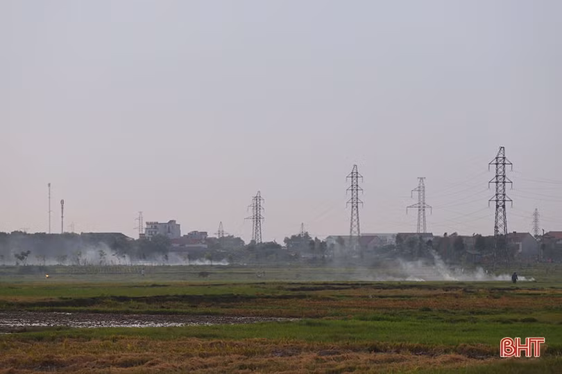 Khói rơm mù mịt cản trở giao thông trên tuyến đường vừa rộng vừa đẹp của TP Hà Tĩnh