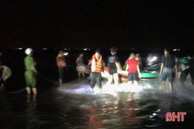 Biên phòng Hà Tĩnh cứu sống 7 thuyền viên bị sóng đánh chìm trên biển