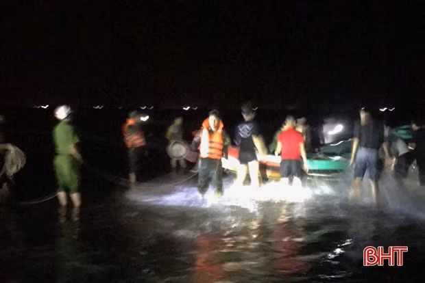 Biên phòng Hà Tĩnh cứu sống 7 thuyền viên bị sóng đánh chìm trên biển