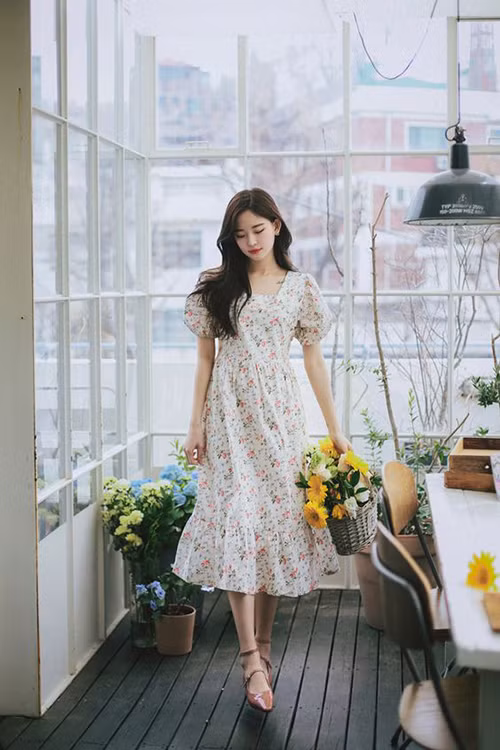 Váy hoa nhí tôn nét dịu dàng cho phái đẹp khi xuống phố