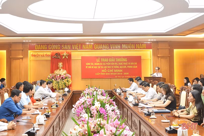 Hà Tĩnh trao 21 giải thưởng sáng tác, quảng bá về chủ đề học tập và làm theo Bác Hồ