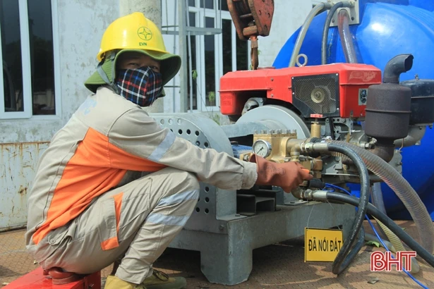 Điện lực Hương Sơn phun nước rửa Trạm Biến áp 110KV
