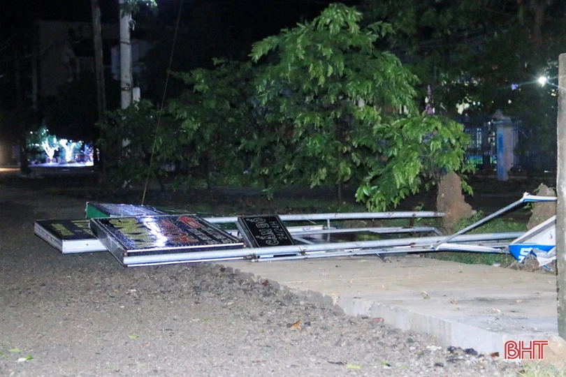 Tố lốc trong đêm “quật ngã” nhiều cây xanh, bay biển quảng cáo ở thị xã Kỳ Anh