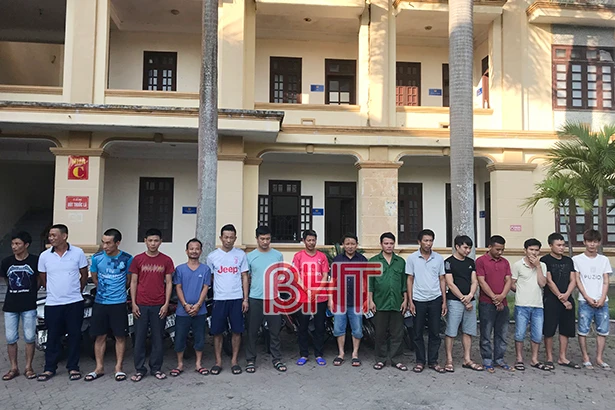 Công an Can Lộc bắt tại trận 16 con bạc đang sát phạt nhau trong quán nhậu