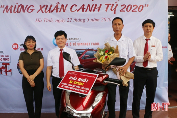 1 phụ nữ may mắn trúng ô tô Vinfast khi gửi tiết kiệm tại Agribank Hà Tĩnh