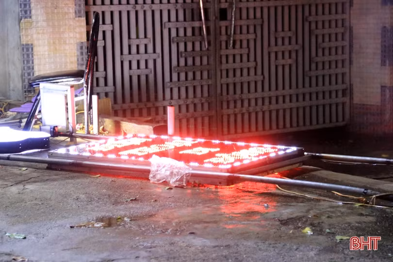 Tố lốc trong đêm “quật ngã” nhiều cây xanh, bay biển quảng cáo ở thị xã Kỳ Anh