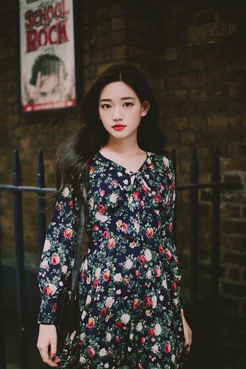 Váy hoa nhí tôn nét dịu dàng cho phái đẹp khi xuống phố