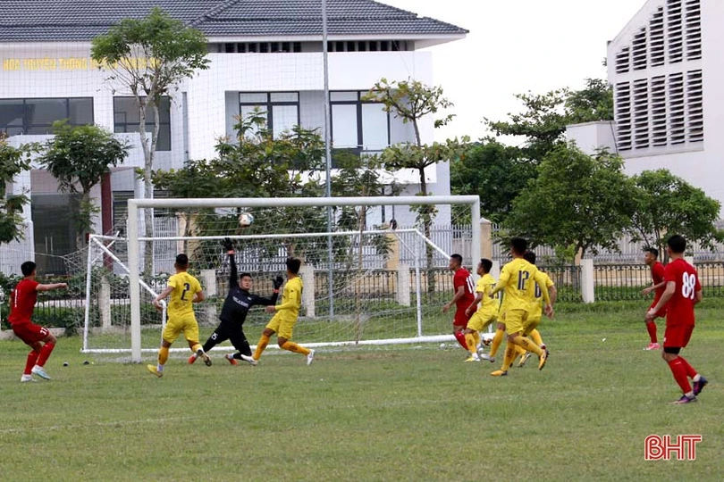 Xem Hồng Lĩnh Hà Tĩnh đá với Sông Lam Nghệ An trên sân vận động huyện