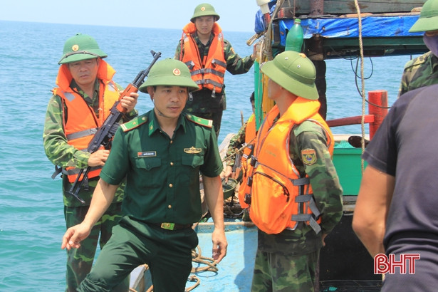 Theo bộ đội biên phòng truy bắt tàu giã cào trên vùng biển Hà Tĩnh