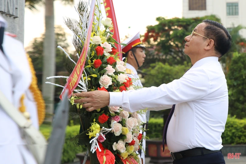 Lãnh đạo Hà Tĩnh dâng hương tưởng niệm Chủ tịch Hồ Chí Minh nhân kỷ niệm 130 năm ngày sinh của Người