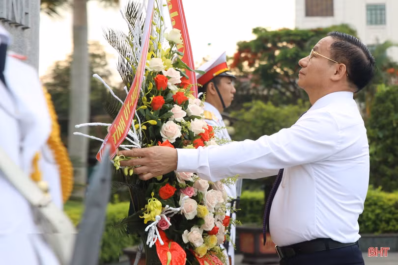 Lãnh đạo Hà Tĩnh dâng hương tưởng niệm Chủ tịch Hồ Chí Minh nhân kỷ niệm 130 năm ngày sinh của Người