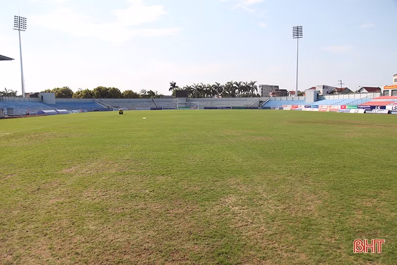 Cận cảnh mặt cỏ SVĐ Hà Tĩnh trước ngày đội nhà gặp Fico Tây Ninh